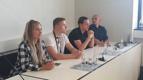 Blick auf eine Podiums-Diskussionsgruppe Blick auf eine Podiums-Diskussionsgruppe