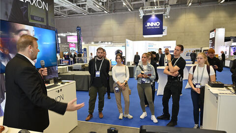 Studierendengruppe am Messestand der Firma Axon Studierendengruppe am Messestand der Firma Axon