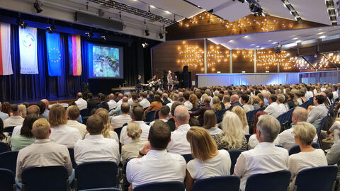 Gäste bei der Graduierung Stadthalle Baunatal Gäste bei der Graduierung Stadthalle Baunatal