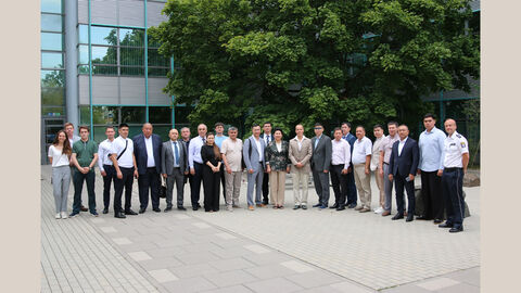 Gruppenbild der Delegation aus Zentralasien mit Bediensteten der HöMS