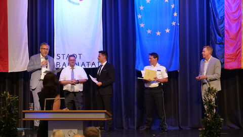 Präsident HöMS Dr. Walter Seubert bei der Verlesung der Ernennungsurkunde Präsident HöMS Dr. Walter Seubert bei der Verlesung der Ernennungsurkunde