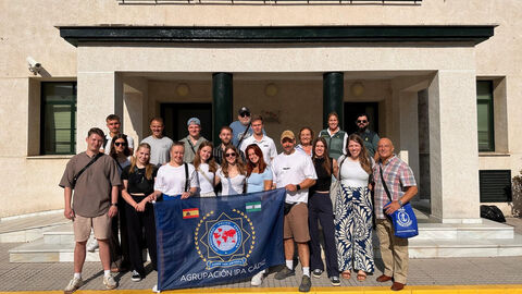 Studierende der HöMS Studiengang Schutzpolizei vor der Polizeistation der Guardia Civil in Cadiz