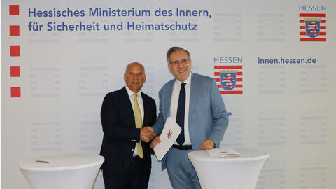 Innenminister Prof. Dr. Poseck und Dr. Seubert bei der Unterzeichnung der zweiten Zielvereinbarung