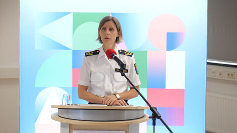Landespolizeivizepräsidentin Dr. Stewen bei der Indienststellung der Wachpolizei Landespolizeivizepräsidentin Dr. Stewen bei der Indienststellung der Wachpolizei