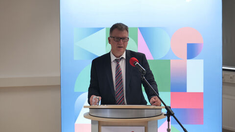Herr Singer als Vertreter der Hochschulleitung bei der Indienststellung der Wachpolizei Herr Singer als Vertreter der Hochschulleitung bei der Indienststellung der Wachpolizei