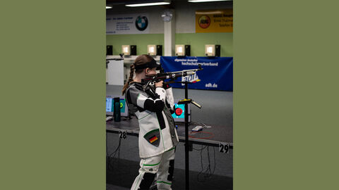 Katrin Grabowski Frau zielt mit einem Luftgewehr.
