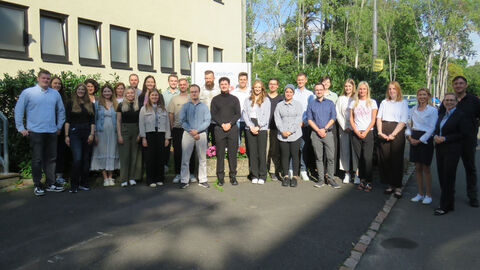 Studierende des Masters of Public Management Die in diesem Jahr beginnenden Studierende des Masters of Public stehen in einem Halbkreis und blicken in die Kamera.