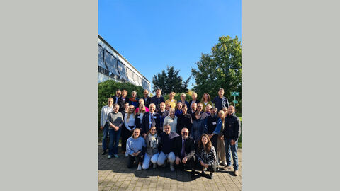 Gruppenbild DemoPolis-Tagungsteilnehmende Gruppenbild DemoPolis-Tagungsteilnehmende vor dem Bildungszentrum „Carl Severing“ des LAFP in Münster