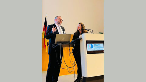 Dr. Alexander Niedermeier und Claudia Tutino (LAFP) Dr. Alexander Niedermeier und Claudia Tutino bei einem Vortrag