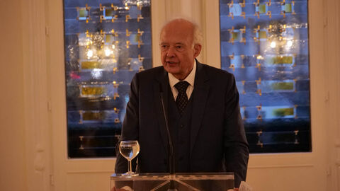 Prof. Dr. Dres. h.c. Paul Kirchhof Prof. Dr. Dres. h.c. Paul Kirchhof an einem Rednerpult.