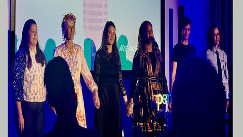 Künstlergruppe „Poetry im Blaulicht“ Künstlerinnen und Künstler der Gruppe „Poetry im Blaulicht“ auf einer Bühne