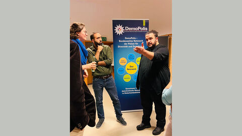 Kristina Schäfer, Emre Türk und Seyfullah Köse Kristina Schäfer, Emre Türk und Seyfullah Köse im Gespräch vor einer Flipchart