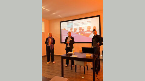 Prof. Dr. Verena Schulze, Cornelia Rotter, Dr. Haydee Mareike Haass (Projektleitung DISKURS) Prof. Dr. Verena Schulze, Cornelia Rotter, Dr. Haydee Mareike Haass bei ihrem Vortrag