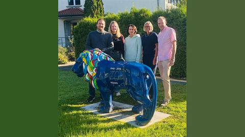 Gruppenfoto der Ausbildungsleitung hinter dem Hessenlöwen, v.l.n.r: Martin Fraund, Alina Schupp, Beatrix Diehl, Susanne Boida, Thorsten Reus Gruppenfoto der Ausbildungsleitung hinter dem Hessenlöwen