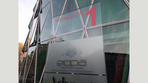 Eingang eines Gebäudes mit der Beschriftung: Westhafenplatz 1: Eiopa - Euroean Insurance And Occupational Pensions Authority