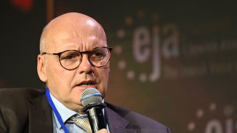 Bernd Neumann mit Mikrofon.