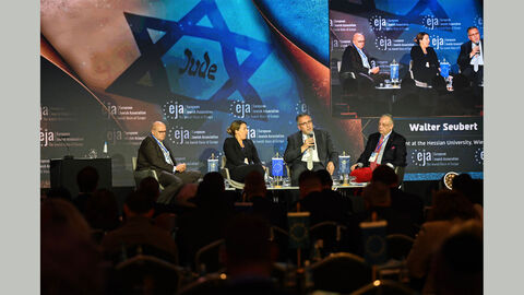 Bernd Neumann und Dr. Walter Seubert mit einer dritten Person auf einer Bühne.