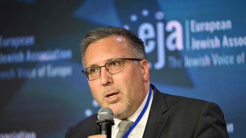 Dr. Walter Seubert mit Mikrofon.