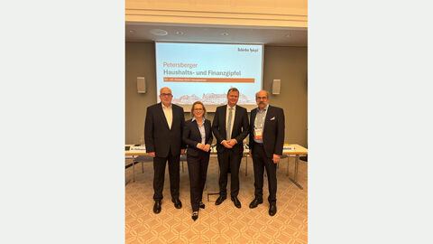 Gruppenbild v.l.n.r. Arne Schneider, Prof. Dr. Beate Eibelshäuser, Michael Salomo, Dr. Ulrich Keilmann