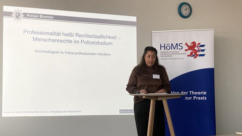 Die Referentin für Vielfalt und Antidiskriminierung, Ikram Errahmouni-Rimi, plädiert in ihrer Keynote für eine argumentativ professionelle und rechtsstaatliche Einbettung der Menschenrechtsbildung.