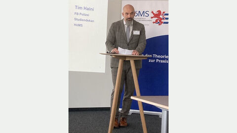 Studiendekan Tim Haini eröffnet die Konferenz.