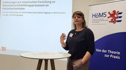 Mareike Niendorf präsentiert die Ergebnisse ihrer empirischen Untersuchung zu Menschenrechtsinhalten in Polizeistudiengängen.