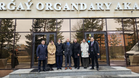 Gruppenbild mit GIZ-Mitarbeitenden und Repräsentanten der Akademie