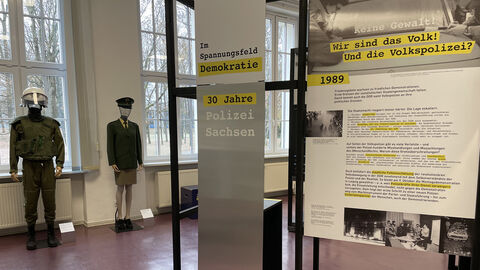 Exponate des ersten Moduls der Ausstellung „30 Jahre Polizei Sachsen“