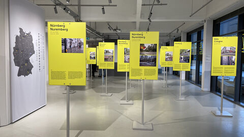 Exponat im Dokumentationszentrums zum NSU-Komplex, das alle Tatorte in Form eines Schilderwalds darstellt.