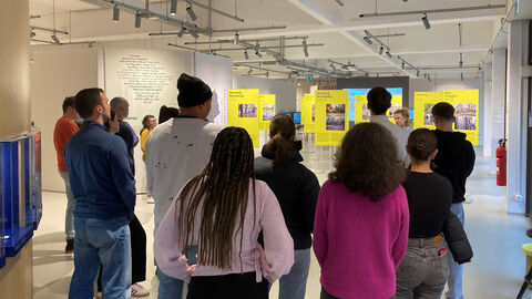 Exkursionsteilnehmende hören den Workshopleiterinnen Marie-Theres Lewe und Susann Peschel im Dokumentationszentrums zum NSU-Komplex zu.