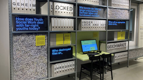 Exponat im Dokumentationszentrums zum NSU-Komplex, das ein Büro stilisiert mit den offenen Fragen der Hinterbliebenen der Opfer.