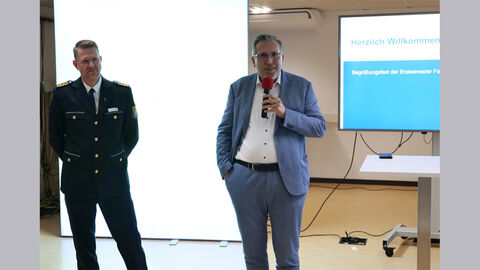 HPE-Präsident Seidel und HöMS Präsident Dr. Seubert vor einer Leinwand.