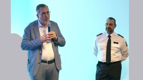 Präsident Dr. Seubert und Campusdekan Mühlheim Matthias Mai vor Publikum.