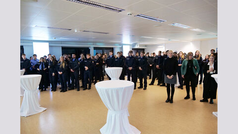 Daniela Blech und Ina Mal mit Studierenden.