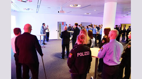 Führungskräfte, Lehrende und Studierende im gemeinsamen Austausch.