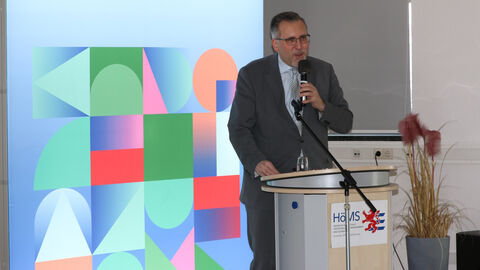 Der Präsident der HöMS, Dr. Walter Seubert begrüßt die Absolventinnen und Absolventen der Wachpolizei