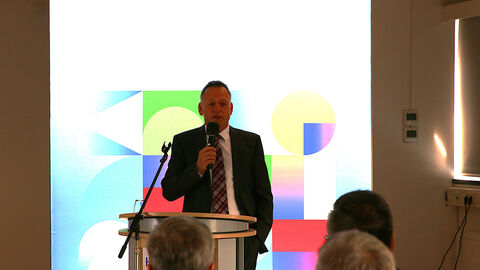 Die anschließenden Grußworte stellvertretend für die Behörden, hielt der Polizeipräsident des Präsidiums Frankfurt am Main Stefan Müller. 