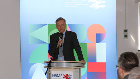 Der Staatssekretär Martin Rößler gratulierte den neuen Kolleginnen und Kollegen zu ihrer Aufgabe und wünschte Ihnen alles Gute: