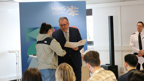 Übergabe der Urkunde an Studierende durch Präsident Dr. Walter Seubert