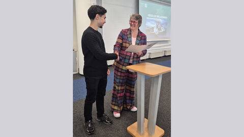 Übergabe der Urkunde durch die leiterin des Zentrums für polizeipsychologische Dienste und Services Ursula Simonis am Campus Mühlheim