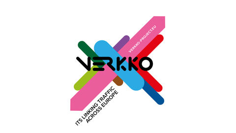 Das Bild zeigt das offizielle Logo des EU-Förderprojekts VERKKO. Der schwarze Schriftzug VERKKO steht hier im Vordergrund. Dahinter befinden sich in verschiedenen Farben bunte längliche Objekte. Quer zum Schriftzug befindet sich die Internetadresse des Projektes „VERKKO-PROJECT:EU“. Unterhalt am linken unteren Bildrand befindet sich noch der Schriftzug „ITS LINKING TRAFFIC ACROSS EUROPE“