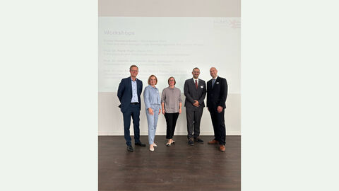 Keynotespeaker mit Dekanin und Studiendekanin der HöMS vor einer Präsentationsfolie mit dem Titel 'Workshops'.