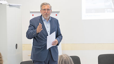 Präsident Dr. Walter Seubert begrüßt bei der Veranstaltung 45 Jahre Frauen in der Hessischen Schutzpolizei