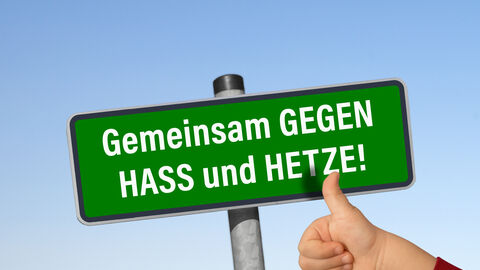 Gemeinsam gegen Hass und Hetze Schild mit dem Aufruf: "Gemeinsam gegen Hass und Hetze"